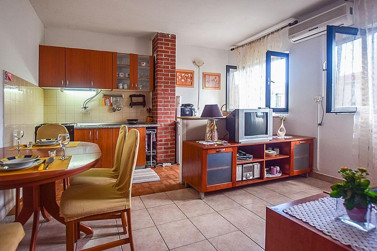 Apartments Derado Supetar Exterior photo
