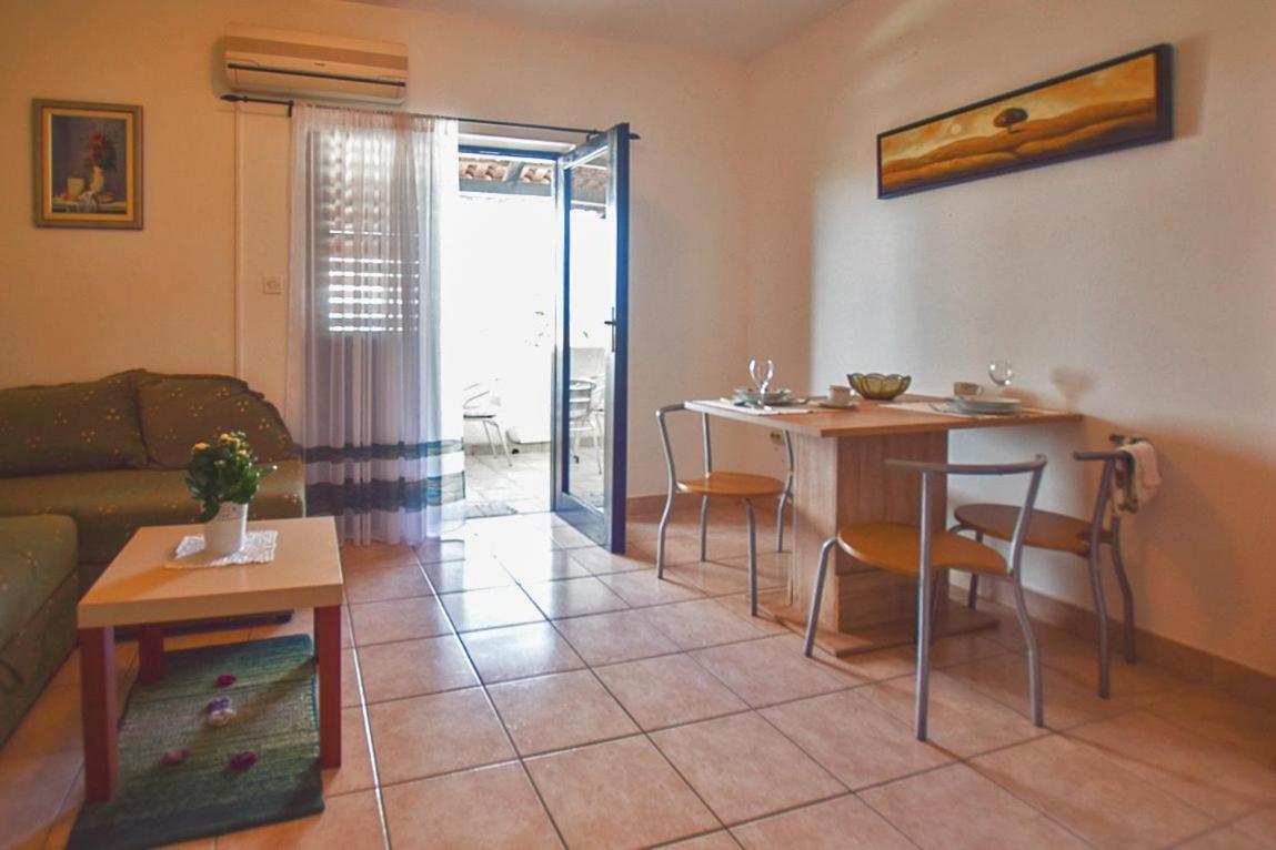 Apartments Derado Supetar Exterior photo