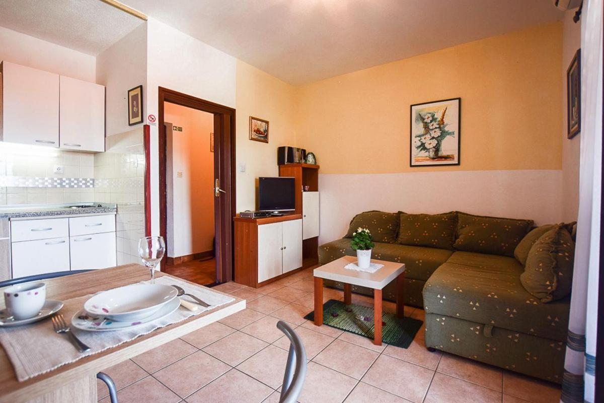Apartments Derado Supetar Exterior photo